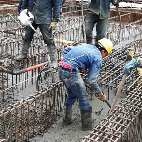 Vibrador de concreto en obra